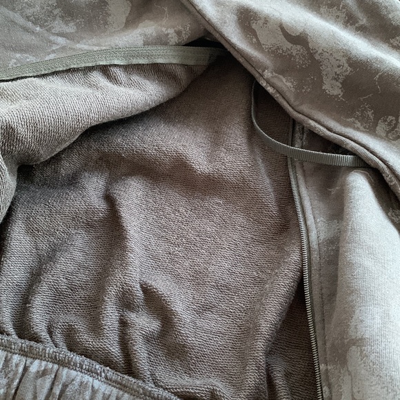 NWT GYMSHARK KK FIT CROP HOODIE SZ XS BLACK CAMO - Picture 8 of 8